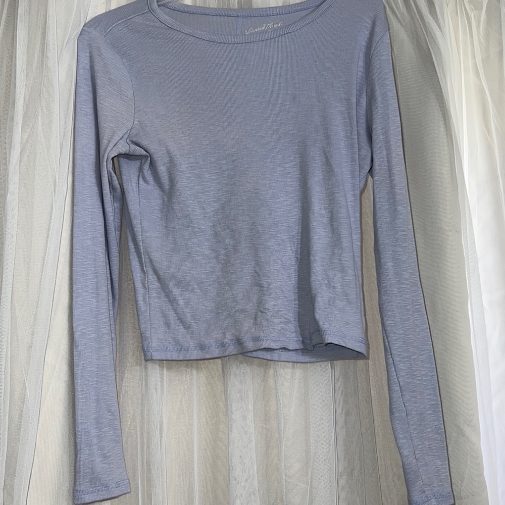 Universal thread cropped ribbed shirt